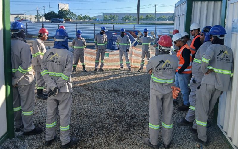 Engenheiros analisando projeto de obra industrial